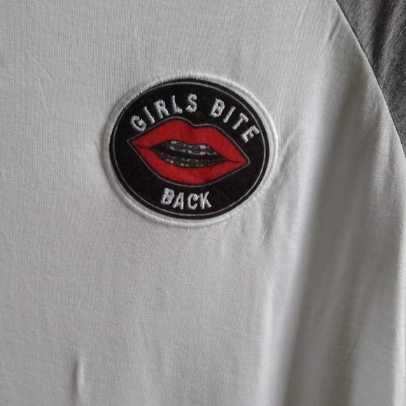 💙 Girls Bite Back H&M Divided Tee NWT M - Picture 3 of 7